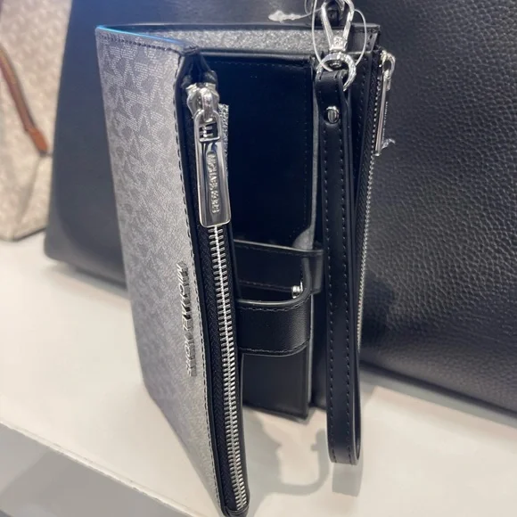 MICHAEL KORS Jet Set Lg Ombré Signature Logo Double Zip Wristlet Phone Holdr
NWT - Picture 12 of 16